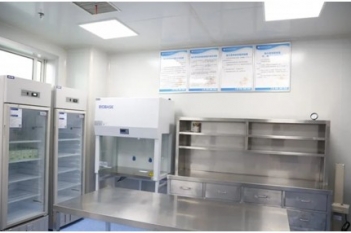 符合临床营养科建设标准并配备百级净化工作台的肠内营养配制室