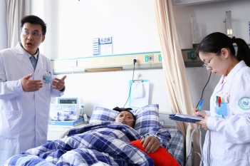 科主任刘灏查房