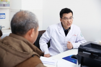 科主任刘灏看诊