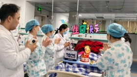 于裂缝中“透”见光 | 每周透析3次，这位老人迎来“传奇”的98岁生日