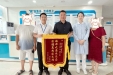 休假偶遇生死时速！荣医“夫妻档”宴会上救人后，获家属感恩锦旗