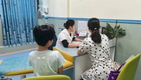 “党旗红”守护“成长绿” | 荣医儿科党支部这场义诊帮家长们抓住黄金生长期